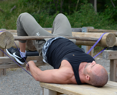 HIP-THRUST MED TRÆNINGSELASTIK HIP-THRUST MED TRÆNINGSELASTIK