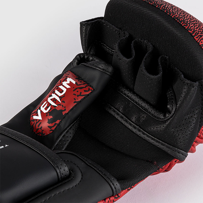 Venum x TEKKEN 8 Sparringhandsker Kazuya R&oslash;d Sort